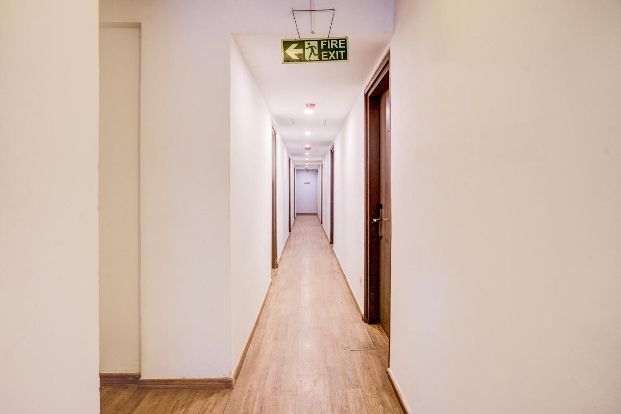 Отель Super Townhouse Khar The Unicontinental Мумбаи Экстерьер фото