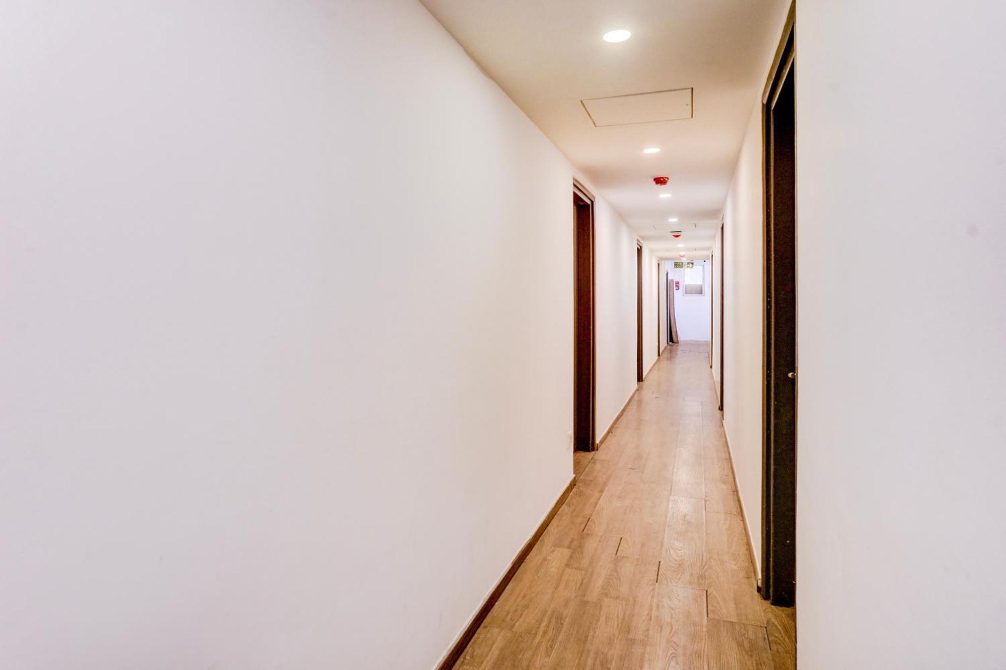 Отель Super Townhouse Khar The Unicontinental Мумбаи Экстерьер фото