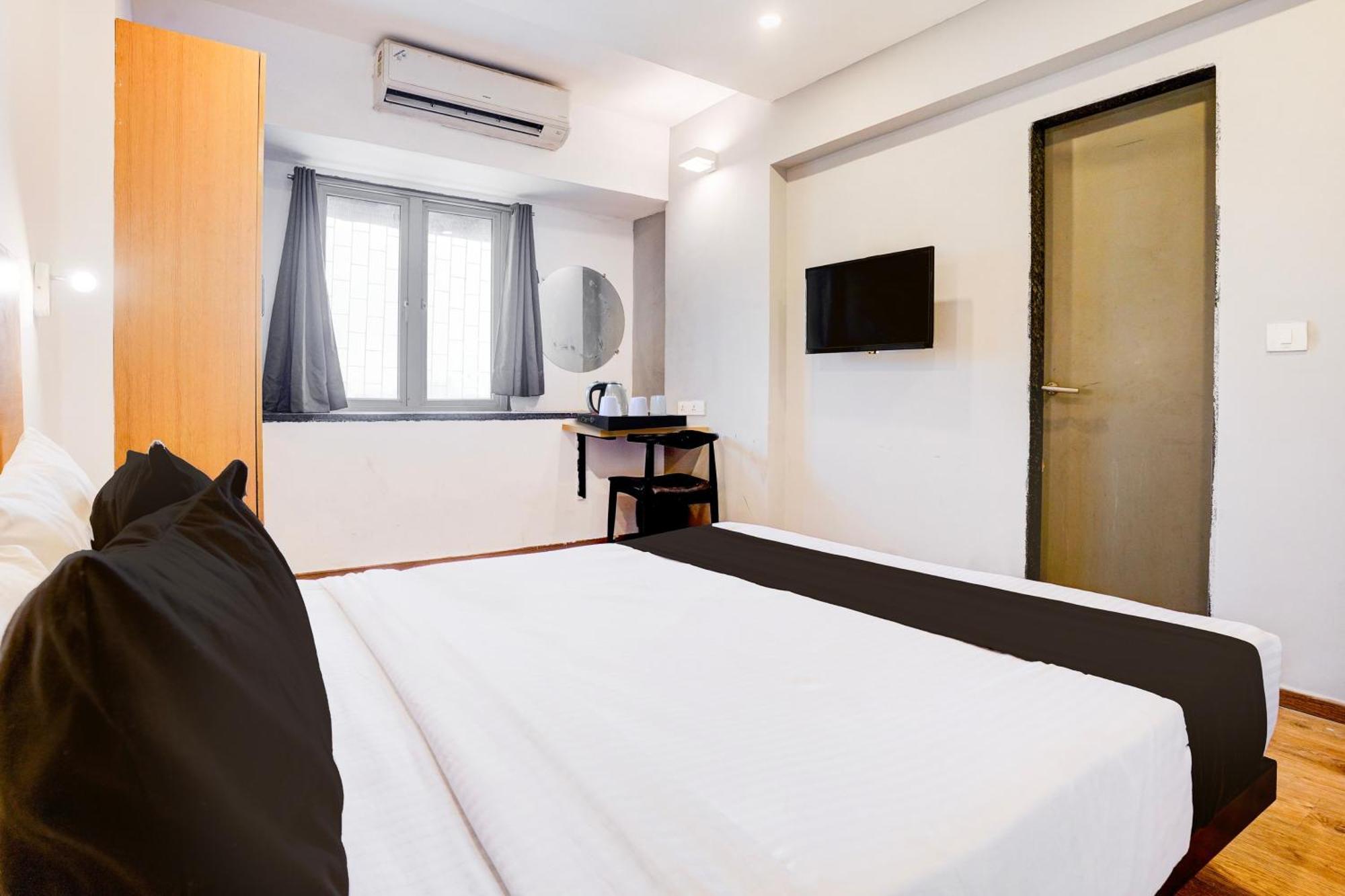 Отель Super Townhouse Khar The Unicontinental Мумбаи Экстерьер фото