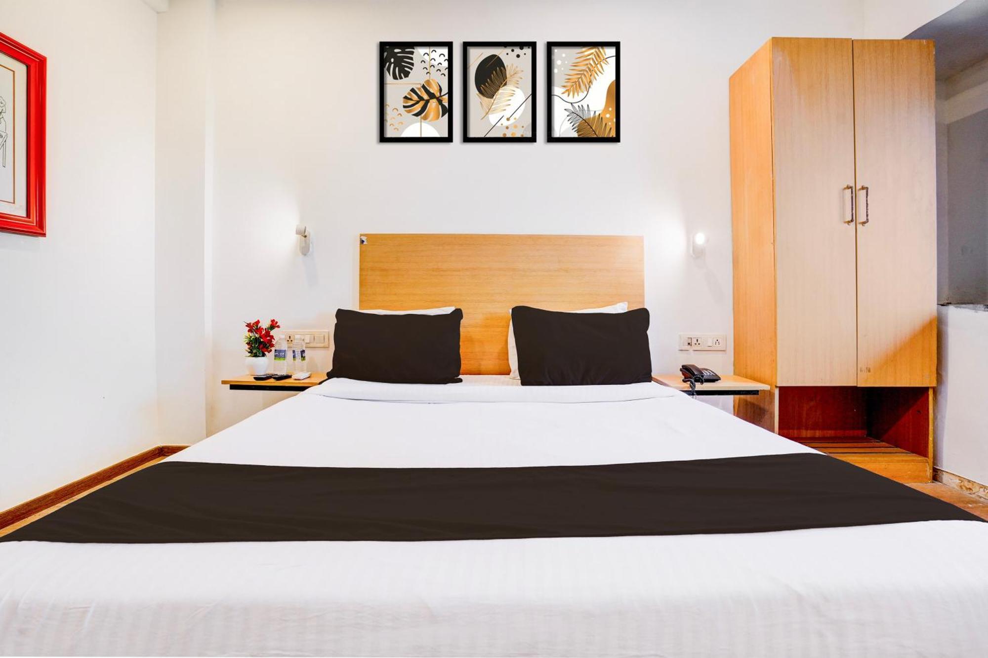 Отель Super Townhouse Khar The Unicontinental Мумбаи Экстерьер фото