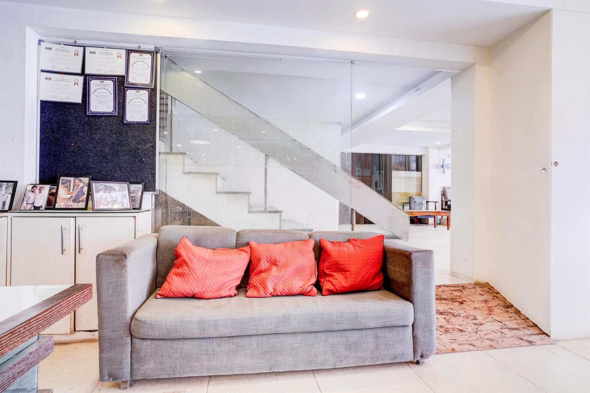 Отель Super Townhouse Khar The Unicontinental Мумбаи Экстерьер фото
