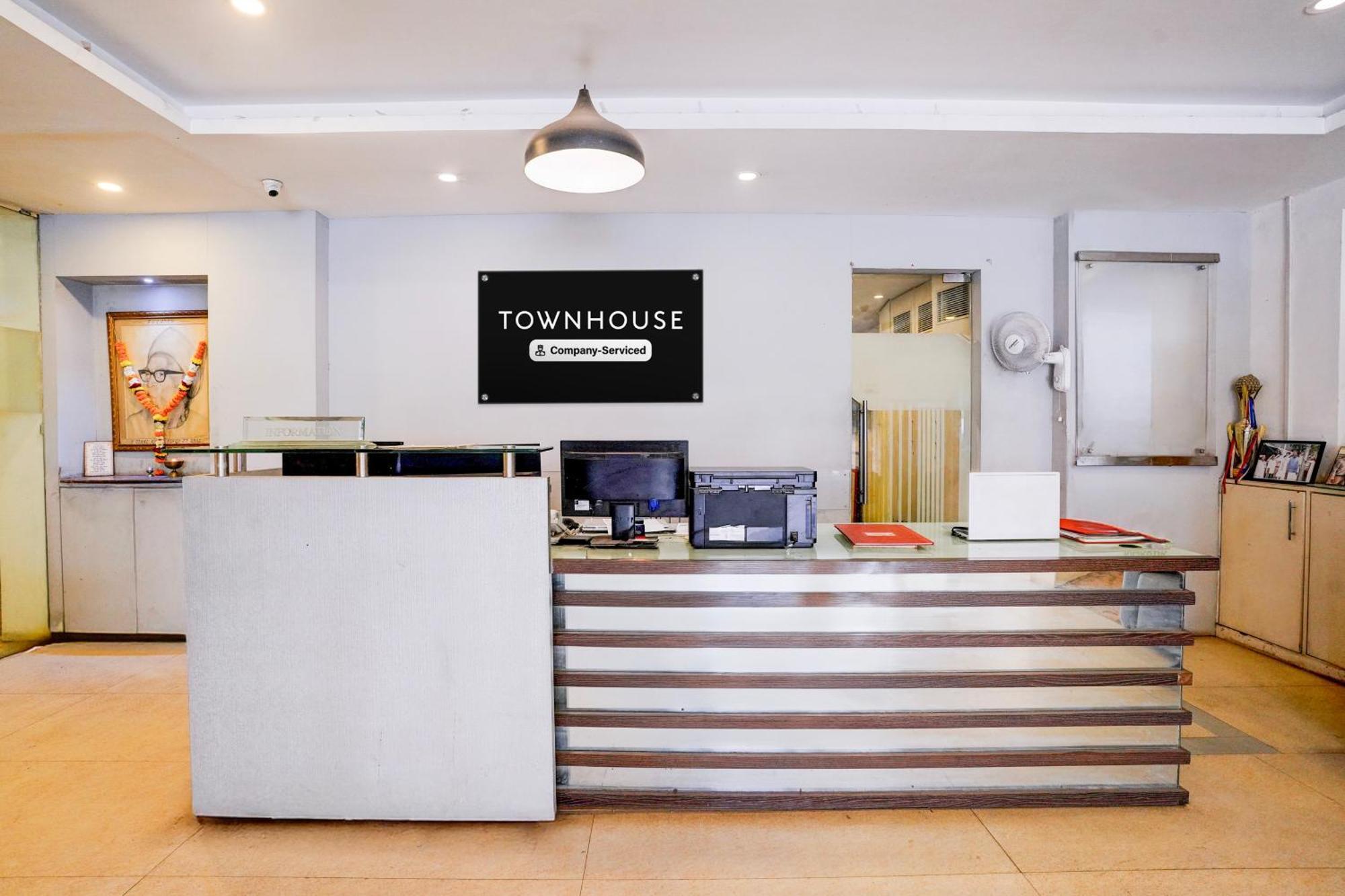 Отель Super Townhouse Khar The Unicontinental Мумбаи Экстерьер фото