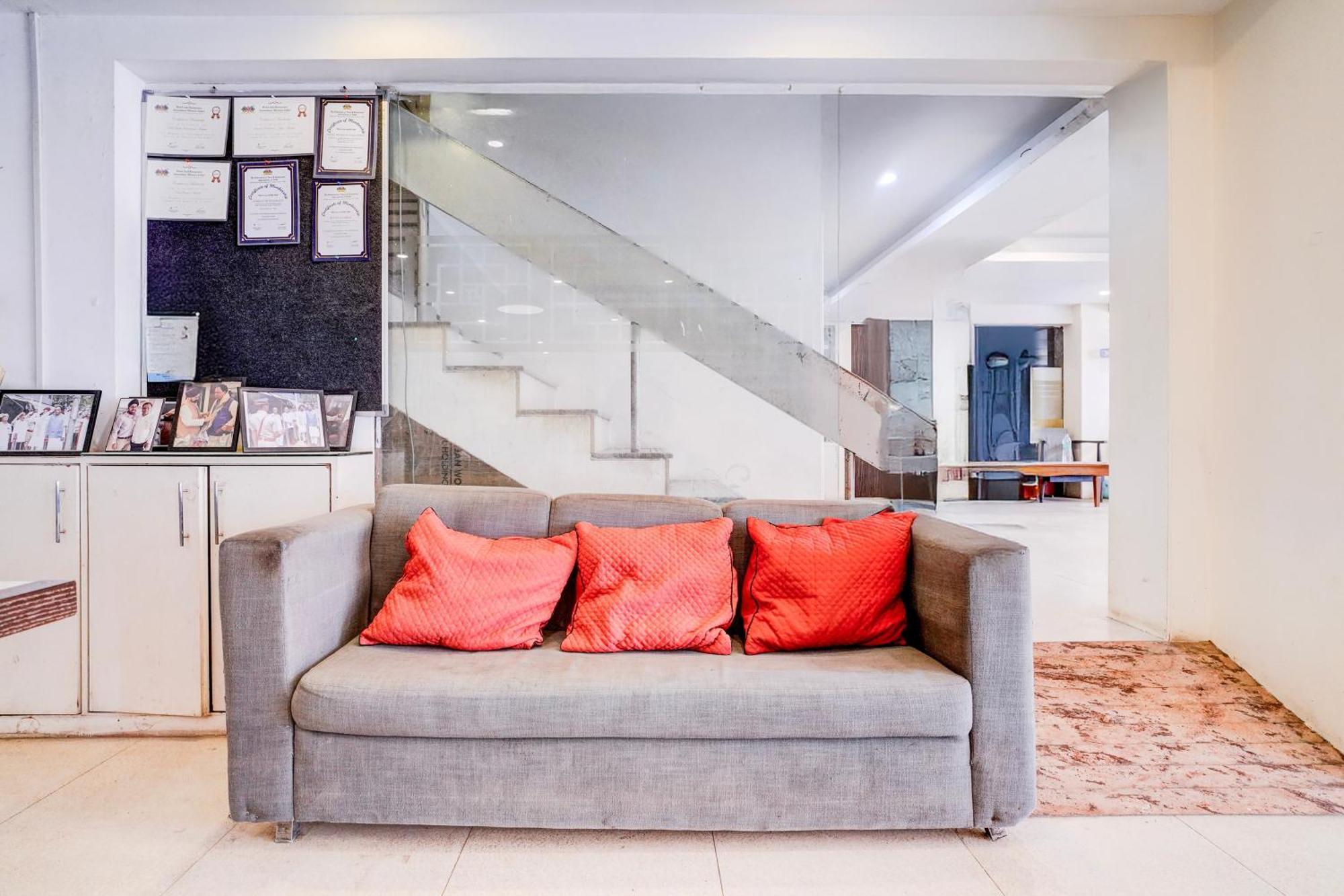 Отель Super Townhouse Khar The Unicontinental Мумбаи Экстерьер фото